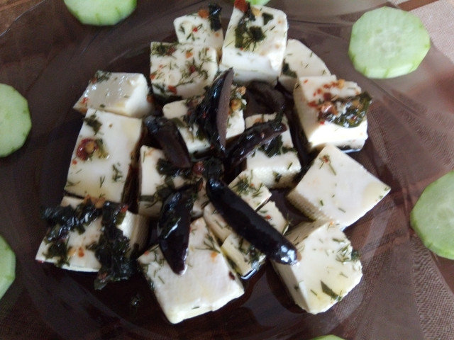 Marinirani sir sa svežim začinima i maslinama