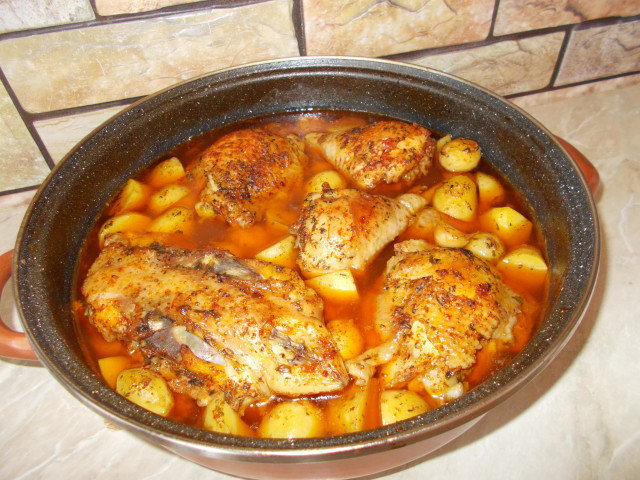Pečena piletina sa mladim krompirićima i belim lukom