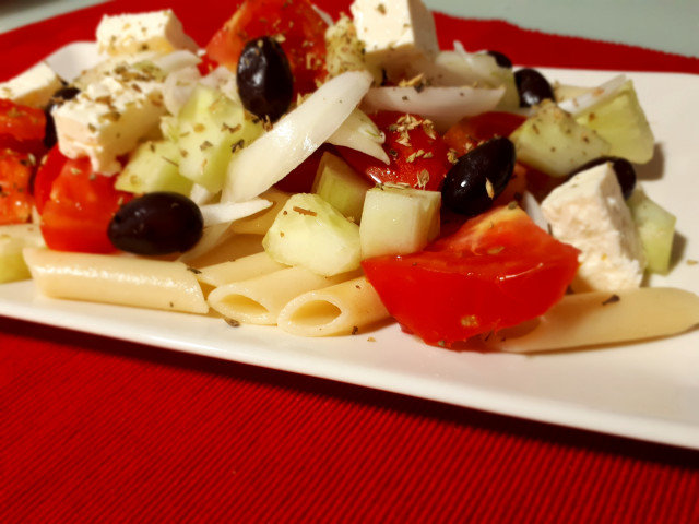 Grčka salata sa makaronama