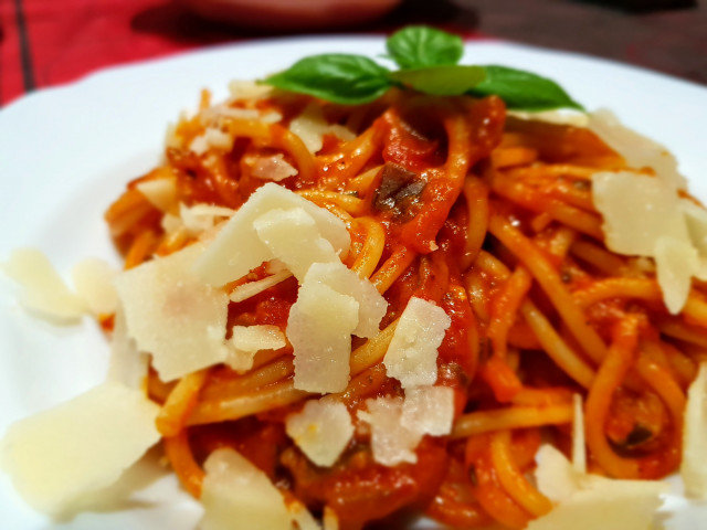 Mediteranske špagete sa paradajzom