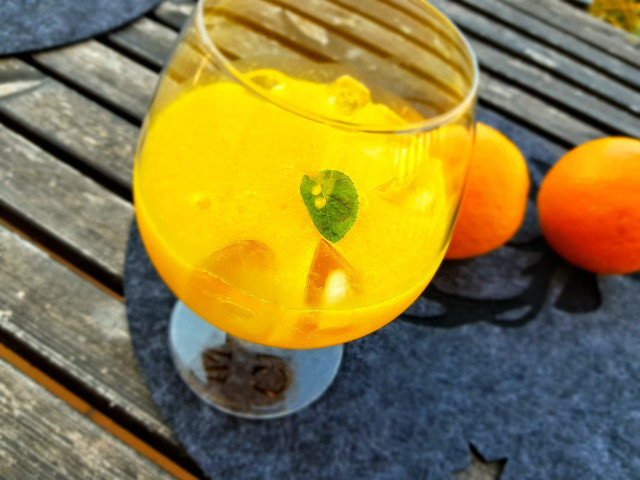 Ledeni koktel od pomorandže sa koantrom
