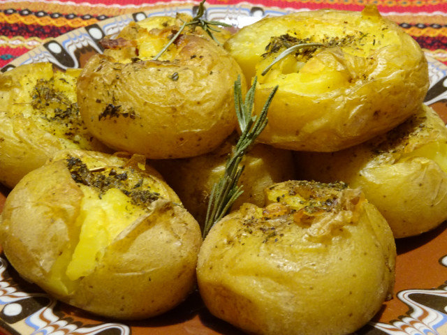 Pečeni krompir u rerni sa maslacem