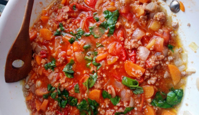 Punjene paprike bolonjeze - sa mlevenim mesom i paradajz sosom