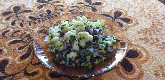 Salata sa lukom i karfiolom