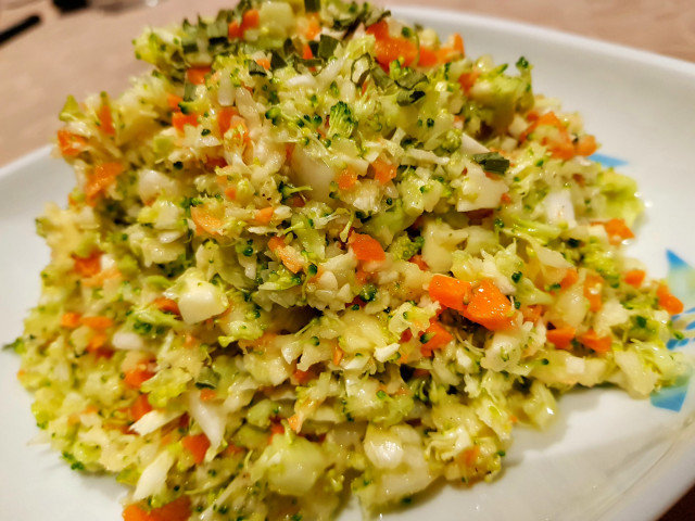 Vitaminska salata sa brokolijem, šargarepom i paškanatom