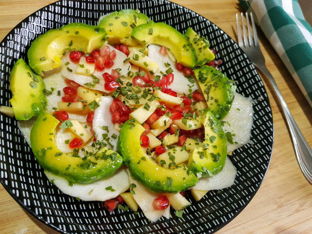 Vitaminska salata sa narom i avokadom
