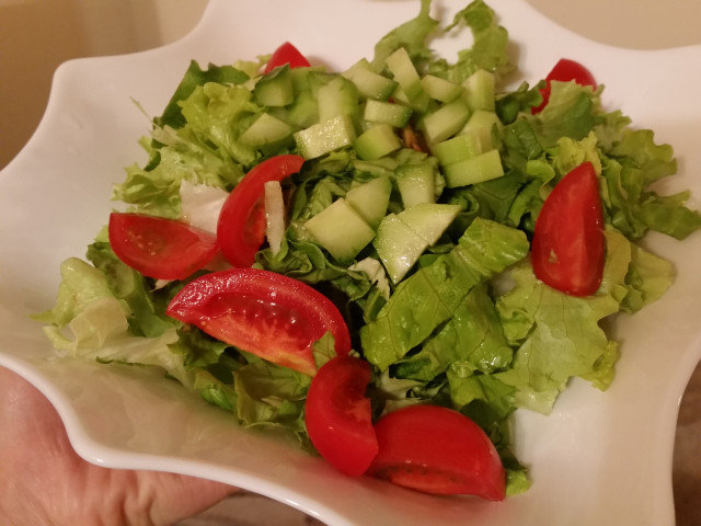 Zelena salata sa čeri paradajzom