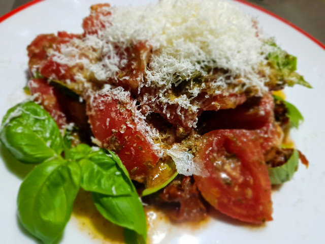 Salata od oljuštenog paradajza sa pestom od suncokreta