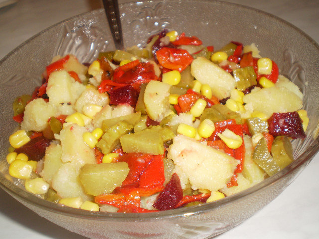 Šarena krompir salata sa cveklom