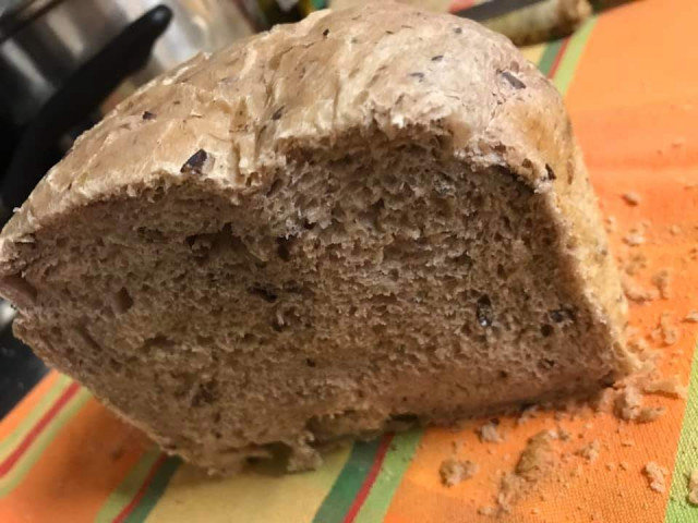 Hleb sa maslinovim uljem i maslinama u mini pekari
