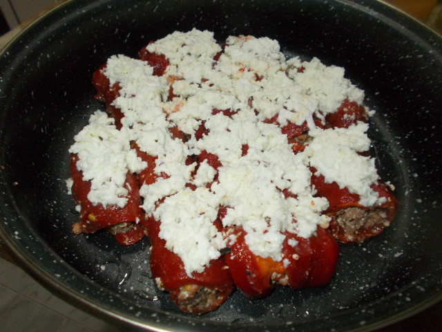 Rolati od pečenih paprika sa mlevenim mesom i mocarelom