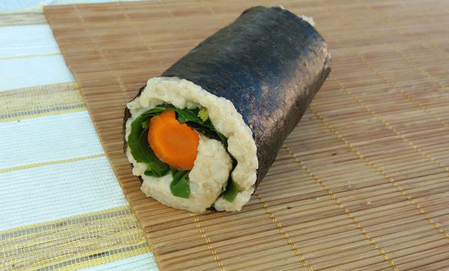 Kimbap od pasulja sa tahinijem i zeljem