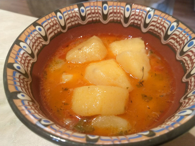Kuvano jelo od krompira sa paradajzom
