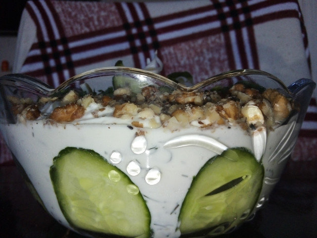 Praznična mlečna salata sa orasima i krastavčićima