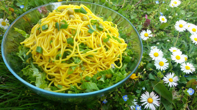 Sveža zelena salata sa zlatnim špagetama i graškom