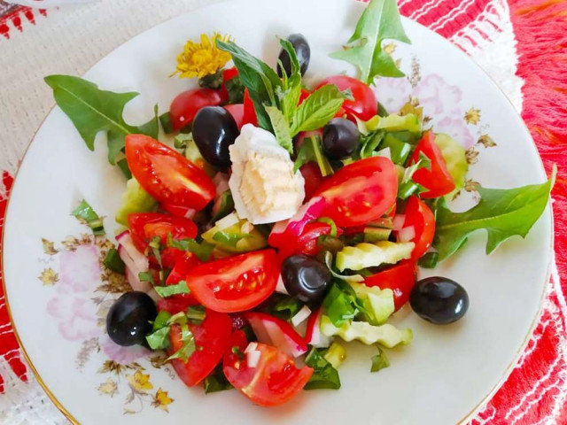 Šarena salata sa rotkvicama, čeri paradajzom i listovima maslačka