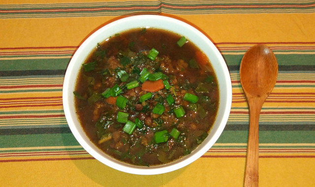 Baštenska supa od dve vrste sočiva, zelja i kiseljaka