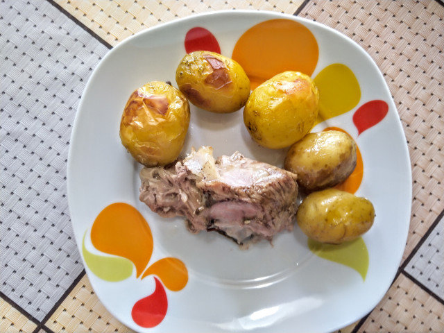 Pečeno svinjsko meso sa krompirom iz rerne
