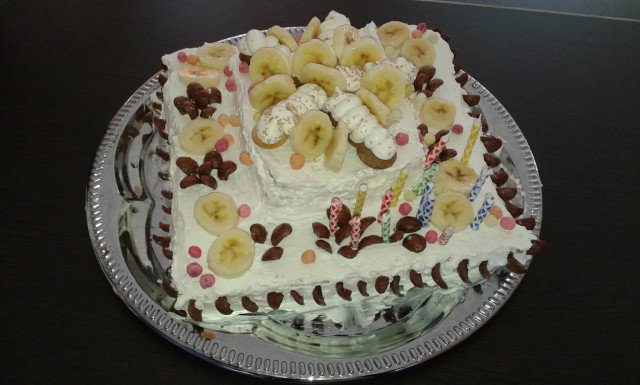 Torta od gotovih kora sa bananom i pavlakom