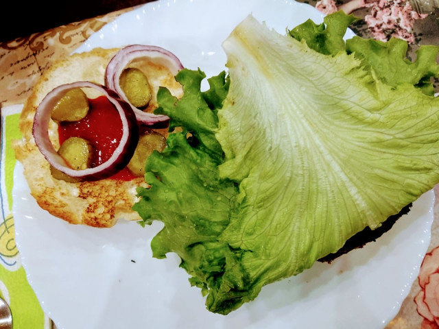 Vegetarijanski burger sa ćuftama od sočiva