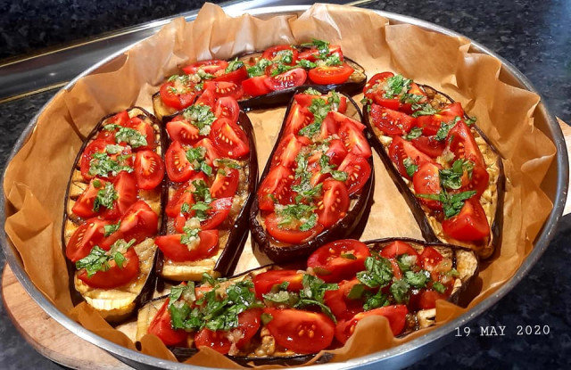 Pečeni patlidžan sa paradajzom i mocarelom
