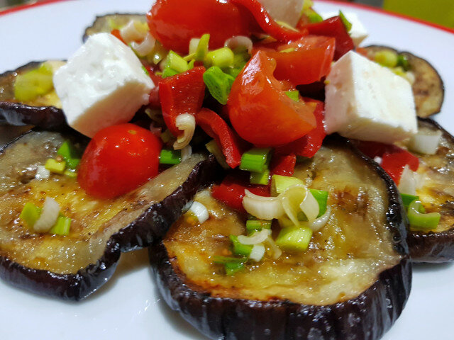 Salata sa patlidžanom, paradajzom i belim lukom