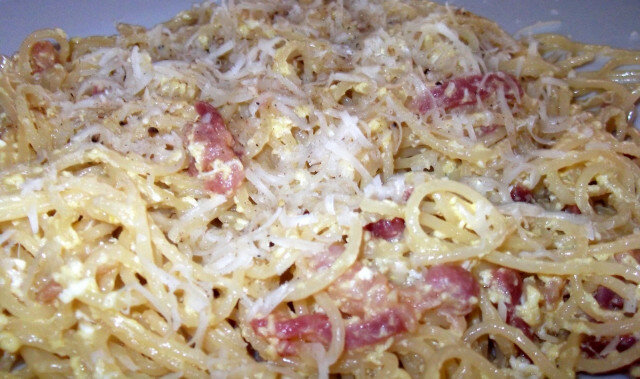 Špagete Karbonara sa sirovom slaninom