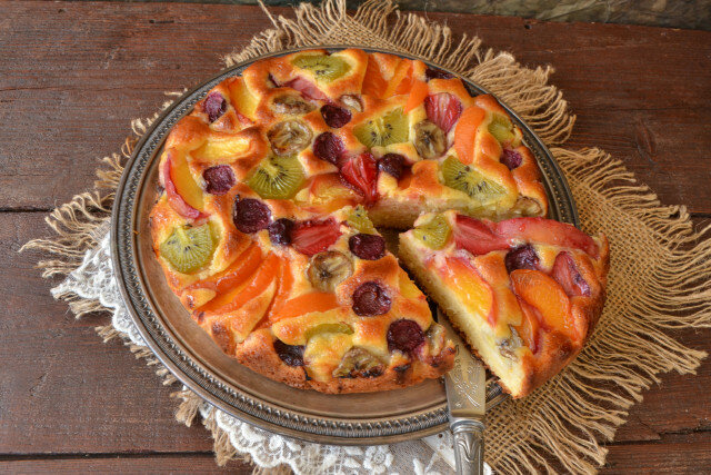 Sočni kolač sa letnjim voćem