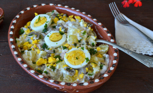 Krompir salata sa tunjevinom, pečurkama i kuvanim jajima