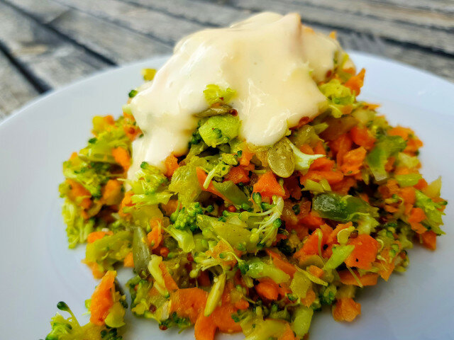 Vitaminska salata sa brokolijem i majonezom od đumbira