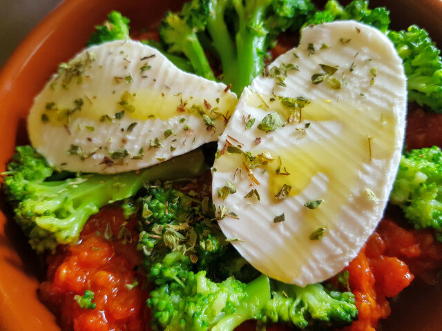 Brokoli sa paradajz sosom i mocarelom
