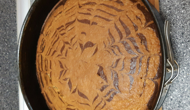 Čokoladni kolač Zebra sa glazurom