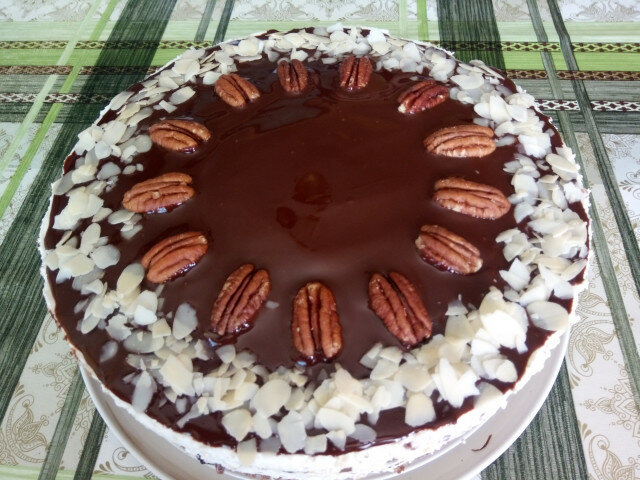 Praznična torta sa čokoladom i pekan orasima