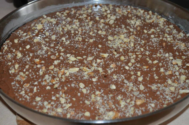 Čokoladni kolač sa orasima i glazurom