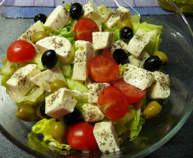Salata sa čeri paradajzom i zelenom salatom