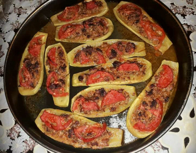 Zapečene tikvice sa mlevenim mesom i paradajzom