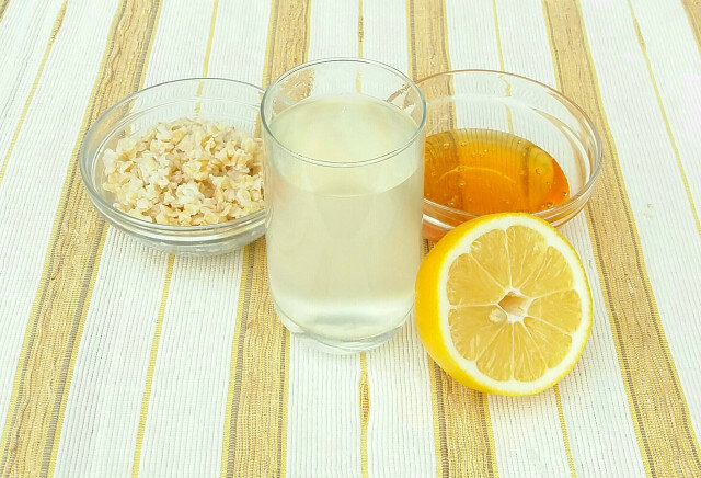 Lekovita pšenična voda sa medom ili limunom