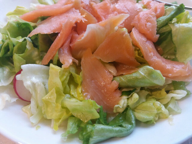 Prolećna obrok salata sa lososom