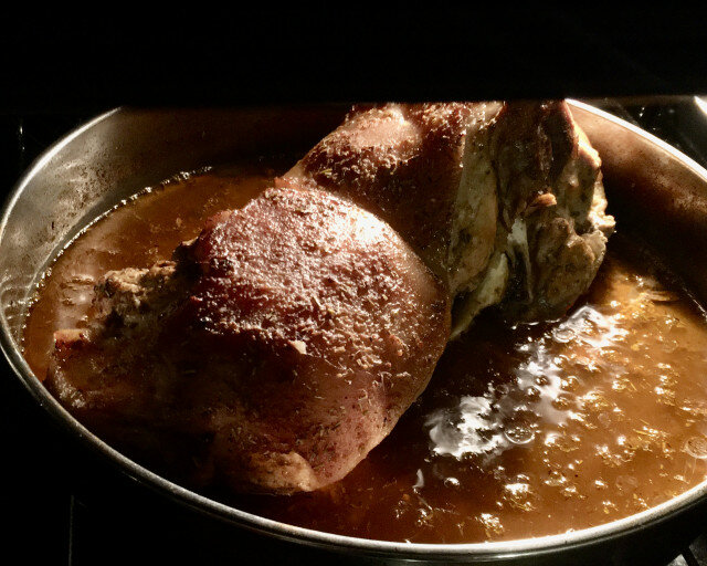 Sporo pečen svinjski but sa aromatičnim začinima