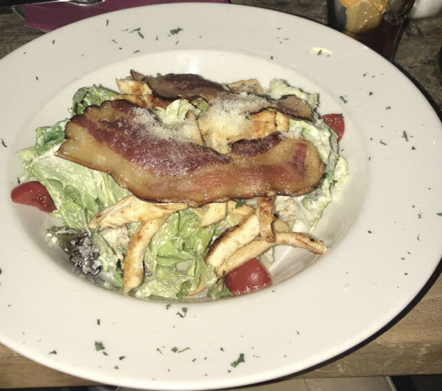 Cezar salata sa slaninicom