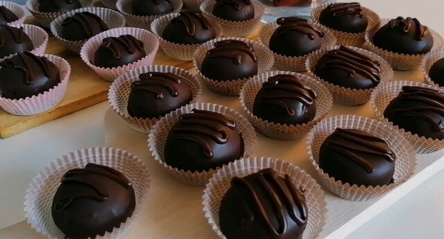 Jednostavni sitni čokoladni kolači