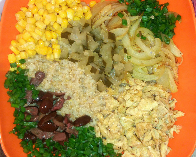 Šarena salata sa bulgurom, kukuruzom i jajetom