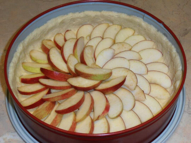 Tart od jabuka sa kiselom pavlakom