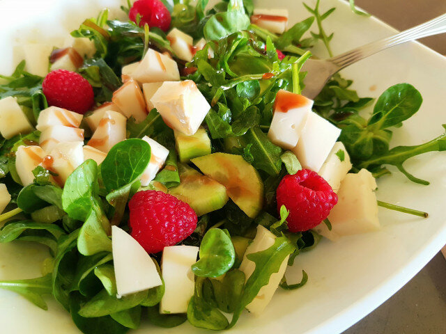 Zelena salata sa kozjim sirom i redukcijom od balzamika i malina