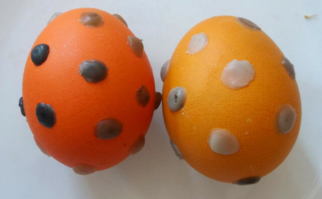 Duplo farbana jaja u tačkicama voskom