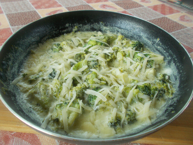 Brokoli sa pavlakom i kačkavaljem u tiganju