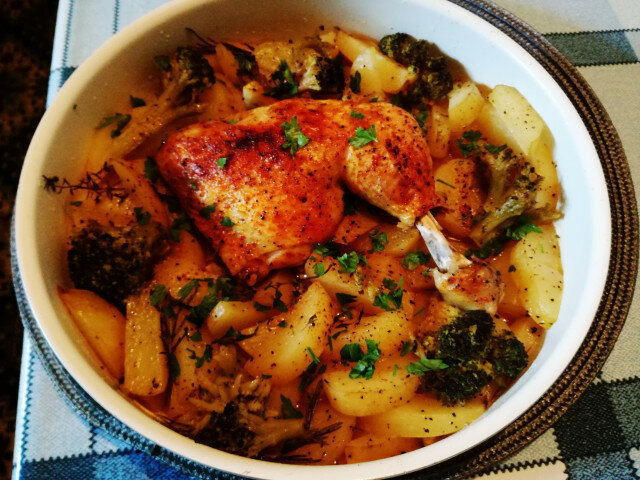 Piletina sa krompirom i brokolijem u rerni