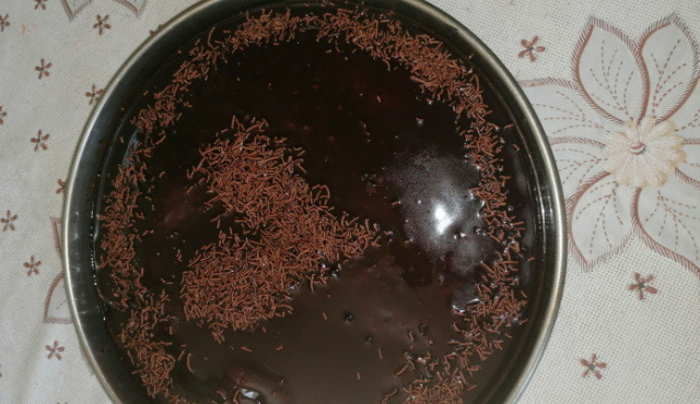 Domaći crni kolač sa kakao glazurom