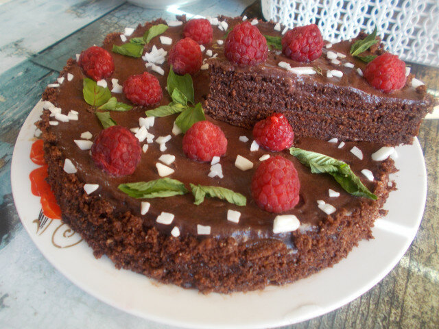 Čokoladna torta sa malinama i sa korama u tiganju