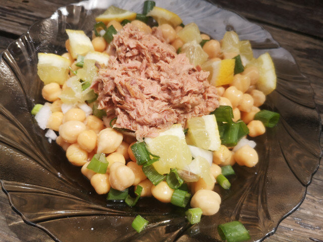 Mediteranska salata sa tunjevinom i leblebijama